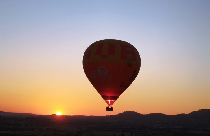 Vol en montgolfière au lever du soleil