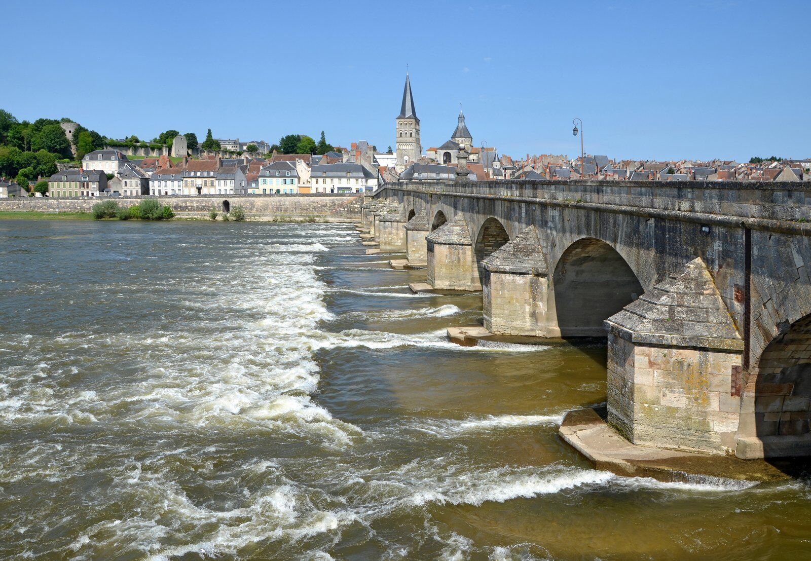 La Charité-sur-Loire, cité médiévale et pont sur la Loire