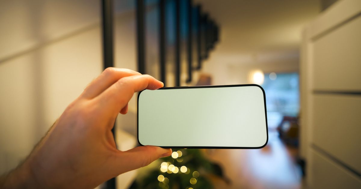 Livret d’accueil digital consulté sur smartphone dans une location à Nevers