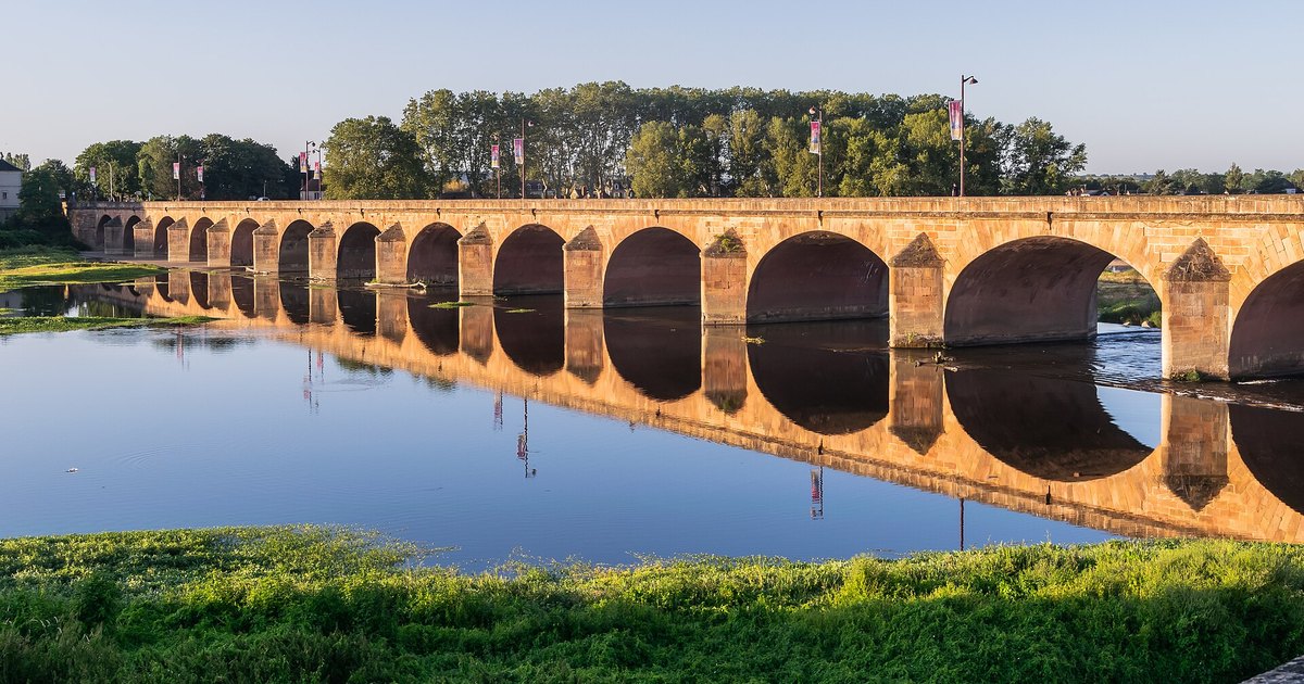 Pont sur la Loire à Nevers, étape de La Loire à Vélo